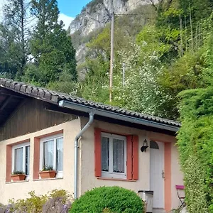 https://lacustra.hotels-rhonealpes.com